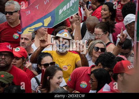 Belo Horizonte, Brasile. 09th Ott 2022. I sostenitori partecipano al rally della campagna. Ex Presidente brasiliano (2003-2010) e candidato presidenziale per il Partito operaio di sinistra (PT), Luiz Inacio Lula da Silva conduce una marcia durante un rally campagna alla Praca da Liberdade di Belo Horizonte, Minas Gerais, Brasile. Credit: SOPA Images Limited/Alamy Live News Foto Stock