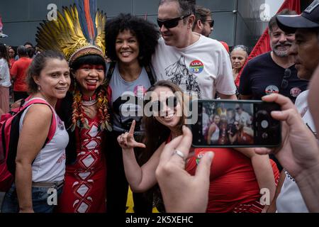 Belo Horizonte, Brasile. 09th Ott 2022. Celia Xakriaba, la prima donna indigena eletta dallo Stato di Minas Gerais alla Camera dei rappresentanti scatta foto con i sostenitori durante il rally della campagna. Ex Presidente brasiliano (2003-2010) e candidato presidenziale per il Partito operaio di sinistra (PT), Luiz Inacio Lula da Silva conduce una marcia durante un rally campagna alla Praca da Liberdade di Belo Horizonte, Minas Gerais, Brasile. Credit: SOPA Images Limited/Alamy Live News Foto Stock