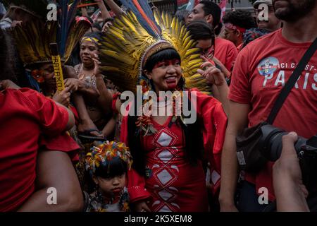 Belo Horizonte, Brasile. 09th Ott 2022. Celia Xakriaba, la prima donna indigena eletta dallo Stato di Minas Gerais alla Camera dei rappresentanti, partecipa al rally della campagna. Ex Presidente brasiliano (2003-2010) e candidato presidenziale per il Partito operaio di sinistra (PT), Luiz Inacio Lula da Silva conduce una marcia durante un rally campagna alla Praca da Liberdade di Belo Horizonte, Minas Gerais, Brasile. Credit: SOPA Images Limited/Alamy Live News Foto Stock