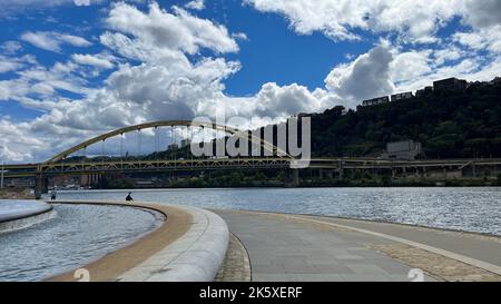 Il ponte di Fort Pitt sul fiume Monongahela a Pittsburgh, Pennsylvania, Stati Uniti Foto Stock