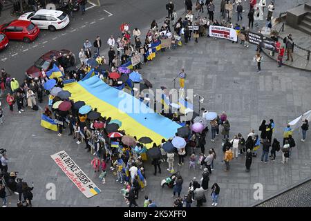 Praga, Repubblica Ceca. 10th Ott 2022. Ombrello per l'Ucraina - protesta contro il bombardamento russo delle città ucraine in Piazza Venceslao a Praga, Repubblica Ceca, 10 ottobre 2022. Credit: Vit Simanek/CTK Photo/Alamy Live News Foto Stock