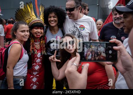 Belo Horizonte, Brasile. 09th Ott 2022. Celia Xakriaba, la prima donna indigena eletta dallo Stato di Minas Gerais alla Camera dei rappresentanti scatta foto con i sostenitori durante il rally della campagna. Ex Presidente brasiliano (2003-2010) e candidato presidenziale per il Partito operaio di sinistra (PT), Luiz Inacio Lula da Silva conduce una marcia durante un rally campagna alla Praca da Liberdade di Belo Horizonte, Minas Gerais, Brasile. (Foto di Ivan Abreu/SOPA Images/Sipa USA) Credit: Sipa USA/Alamy Live News Foto Stock