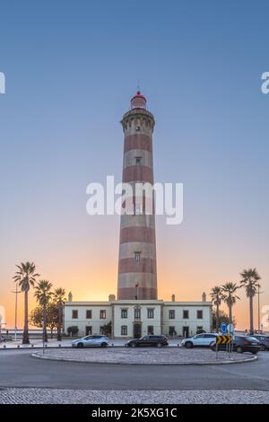Faro. Barra spiaggia in Aveiro, Portogallo. Faro di Aveiro. Il più alto del Portogallo e uno dei più alti del mondo Foto Stock
