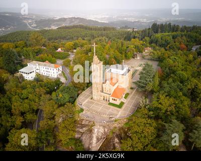 Santuario di Penha visto dall'alto. Vista aerea del Santuario di Penha a Guimarães, Portogallo Foto Stock