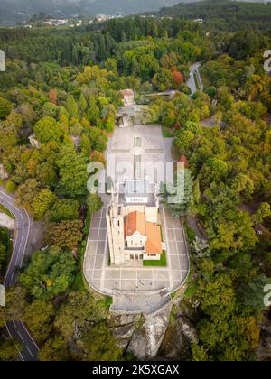 Santuario di Penha visto dall'alto. Vista aerea del Santuario di Penha a Guimarães, Portogallo Foto Stock