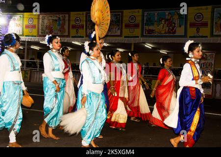 Kolkata puja carnevale 2022 organizzato dal governo del Bengala Occidentale il 8th ottobre 2022 a Kolkata Stand Road Foto Stock