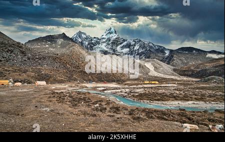 Percorso di trekking per il campo base dell'Everest. Stupendo e maestoso picco di ama Dablam - escursionisti in primo piano, Himalaya, Nepal Foto Stock