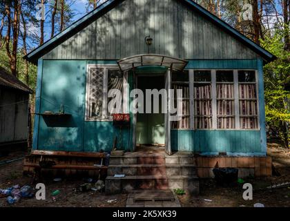 Borova, Ucraina. 7th Ott 2022. Un cottage è visto in un centro ricreativo, a nord del villaggio Borova. Le indagini preliminari hanno dimostrato che circa 4 soldati russi sono stati assegnati a ciascun cottage durante l'occupazione. Le truppe ucraine avanzarono verso est e liberarono più insediamenti nella regione di Kharkiv. Si è detto che Borova villaggio nel distretto di Izuim è stato liberato il 3rd ottobre. (Credit Image: © Ashley Chan/SOPA Images via ZUMA Press Wire) Foto Stock