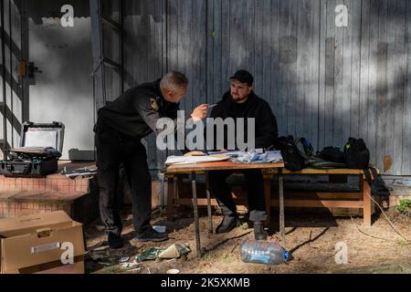 Borova, Ucraina. 7th Ott 2022. Gli agenti di polizia sono visti fare indagini in un centro ricreativo, a nord del villaggio Borova. La polizia ha detto che le truppe russe si trovavano lì durante l'occupazione. Le truppe ucraine avanzarono verso est e liberarono più insediamenti nella regione di Kharkiv. Si è detto che Borova villaggio nel distretto di Izuim è stato liberato il 3rd ottobre. Le truppe ucraine avanzarono verso est e liberarono più insediamenti nella regione di Kharkiv. Si è detto che Borova villaggio nel distretto di Izuim è stato liberato il 3rd ottobre. (Credit Image: © Ashl Foto Stock