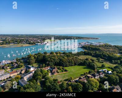 Vista aerea su Hamble e sul fiume Hamble nell'Hampshire, Inghilterra, in una bella giornata di ottobre tranquilla e soleggiata Foto Stock