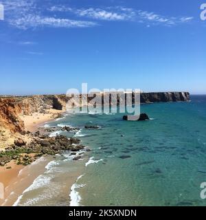 Una vista panoramica di Praia do Tonel (Sagres) in una giornata di sole in Portogallo Foto Stock