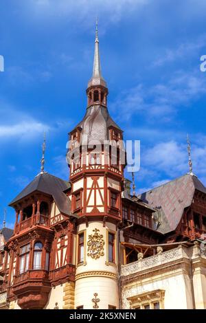 Vista ravvicinata della torre del castello di Peles, Sinaia, Transilvania, Romania Foto Stock