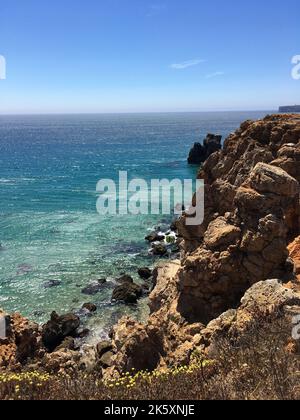 Una vista panoramica di Praia do Tonel (Sagres) in una giornata di sole in Portogallo Foto Stock