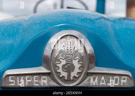 Ilminster.Somerset.United Kingdom.August 21st 2022.Close up del logo Fordson Super Major sulla parte anteriore di un Fordson Super Major restaurato a un yester Foto Stock