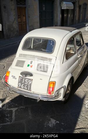 Auto Fiat 500 Cinquecento classica parcheggiata a Firenze Foto Stock