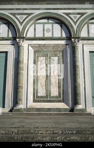 Dettaglio della facciata della Basilica di San Miniato a Firenze Foto Stock