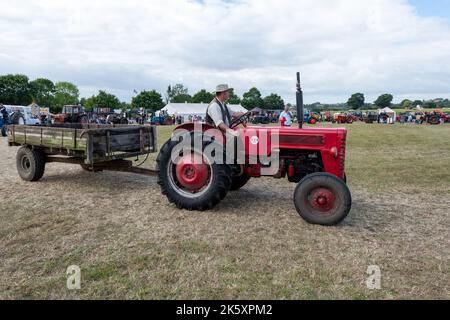 Ilminster.Somerset.United Kingdom.August 21st 2022.A restaurato B275 internazionale è in corso di guida intorno all'arena in un evento di Yesterdays Farming Foto Stock