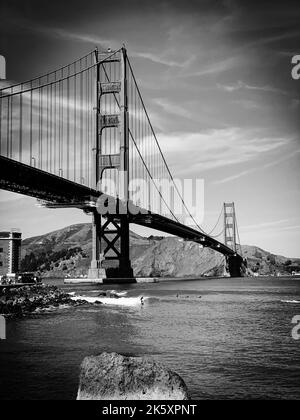 Uno scatto verticale del Golden Gate Bridge Foto Stock