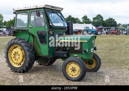 Ilminster.Somerset.United Kingdom.August 21st 2022.A Yesterdays Farming si Sta guidando Un trattore John Deere 1020 Foto Stock