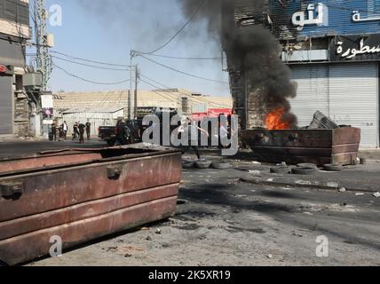 (221010) -- GERUSALEMME, 10 ottobre 2022 (Xinhua) -- i giovani palestinesi si scontrano con le forze di sicurezza israeliane a Shuafat, Gerusalemme est, il 10 ottobre 2022. Un cannoniere ha aperto il fuoco in un punto di controllo militare vicino a Shuafat, un quartiere palestinese di Gerusalemme est, uccidendo Noa Lazar, una sergente femminile di 18 anni con la polizia militare, l'esercito israeliano ha detto in una dichiarazione. La polizia ha detto che le truppe dell'esercito, gli ufficiali di polizia e gli agenti di sicurezza interni di Shin Bet sono stati su una caccia all'uomo su larga scala da sabato sera per lo sparatutto identificato come UDI Tamimi, un residente di 22 anni del campo profughi di Shua Foto Stock