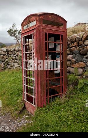Cassetta telefonica rossa in vecchio stile a Eskdale, Lake District, Regno Unito Foto Stock