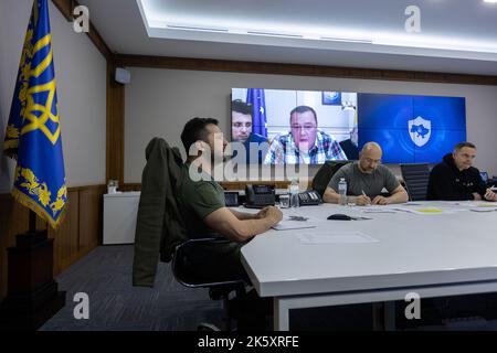 Kiev, Ucraina. 10th Ott 2022. Il presidente ucraino Volodymyr Zelensky (L) tiene un incontro dopo gli attacchi missilistici su larga scala della Russia lunedì 10 ottobre 2022 a Kiev, Ucraina. Photo by Ukrainian President Press Offic /UPI Credit: UPI/Alamy Live News Foto Stock