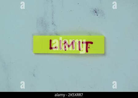 Concetto di limite scrivere su note appiccicose isolate su tavola di legno. Foto Stock