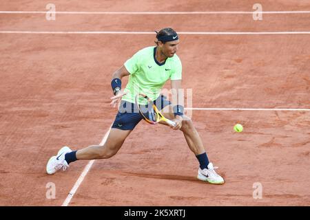 Rafael Nadal di Spagna ha un backhand durante la semifinale al Roland-Garros (French Open), torneo di tennis Grand Slam il 11 giugno 2021 al Roland-GA Foto Stock