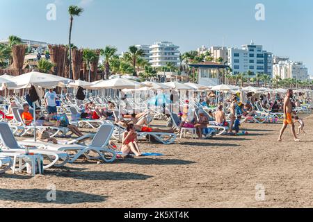 Larnaca, Cipro - 09 luglio 2022: Turisti prendere il sole alla spiaggia di Mackenzie Foto Stock