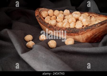 cibo di semi secchi su un cucchiaio di legno Foto Stock