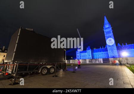 Il Parlamento canadese di Ottawa si illuminò in viola in omaggio alla Regina Elisabetta II Foto Stock