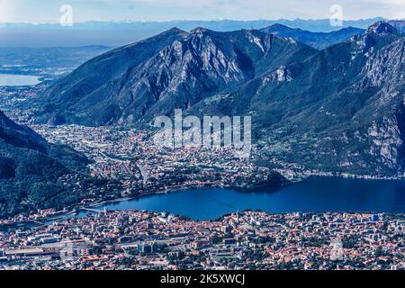 Una vista panoramica di Lecco, sul Lago di Como. Visto da piani D’erna 1375m sopra il livello del mare. Foto Stock
