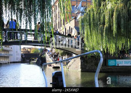 Il ponte sul Regents Canal a Camden Lock, occupato dal sole d'autunno, nel nord di Londra, Regno Unito Foto Stock