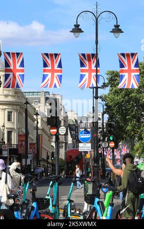 Union Jacks appeso allo Strand da Trafalgar Square nell'estate del 2022, nel centro di Londra, Regno Unito Foto Stock