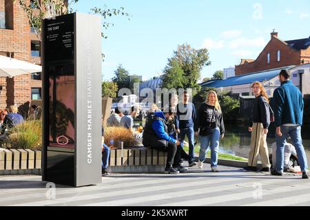 Sole autunnale su Hawley Wharf, restaurato come una destinazione per lo shopping, i ristoranti e i ristoranti sul canale, che si estende da Camden Market a Kentish Town Roa Foto Stock