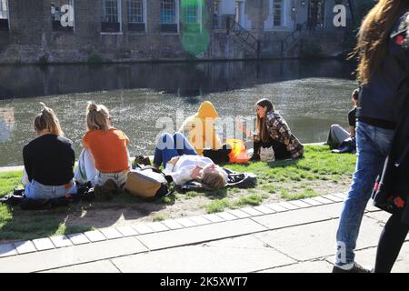 Sole autunnale su Hawley Wharf, restaurato come una destinazione per lo shopping, i ristoranti e i ristoranti sul canale, che si estende da Camden Market a Kentish Town Rd Foto Stock