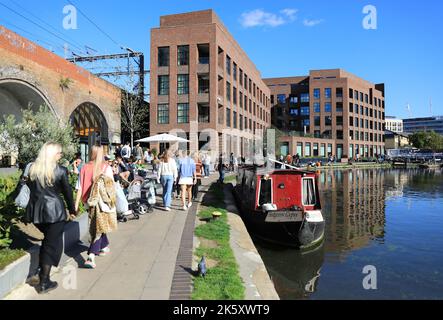 Sole autunnale su Hawley Wharf, restaurato come una destinazione per lo shopping, i ristoranti e i ristoranti sul canale, che si estende da Camden Market a Kentish Town Roa Foto Stock