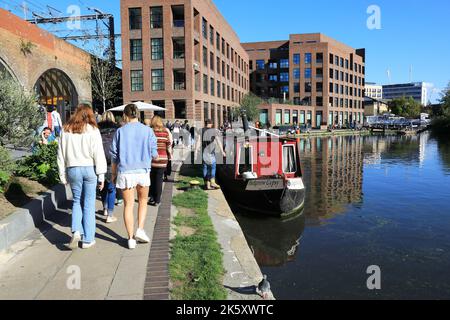 Sole autunnale su Hawley Wharf, restaurato come una destinazione per lo shopping, i ristoranti e i ristoranti sul canale, che si estende da Camden Market a Kentish Town Roa Foto Stock