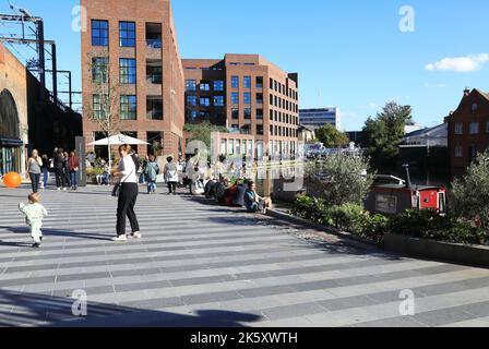 Sole autunnale su Hawley Wharf, restaurato come una destinazione per lo shopping, i ristoranti e i ristoranti sul canale, che si estende da Camden Market a Kentish Town Roa Foto Stock