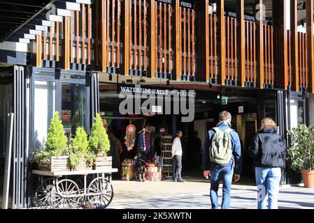 Sole autunnale su Hawley Wharf, restaurato come una destinazione per lo shopping, i ristoranti e i ristoranti sul canale, che si estende da Camden Market a Kentish Town Rd Foto Stock