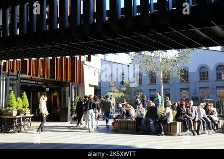 Sole autunnale su Hawley Wharf, restaurato come una destinazione per lo shopping, i ristoranti e i ristoranti sul canale, che si estende da Camden Market a Kentish Town Rd Foto Stock