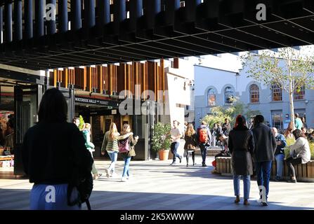 Sole autunnale su Hawley Wharf, restaurato come una destinazione per lo shopping, i ristoranti e i ristoranti sul canale, che si estende da Camden Market a Kentish Town Rd Foto Stock