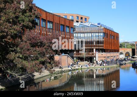 Sole autunnale su Hawley Wharf, restaurato come una destinazione per lo shopping, i ristoranti e i ristoranti sul canale, che si estende da Camden Market a Kentish Town Rd Foto Stock