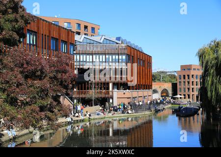 Sole autunnale su Hawley Wharf, restaurato come una destinazione per lo shopping, i ristoranti e i ristoranti sul canale, che si estende da Camden Market a Kentish Town Rd Foto Stock