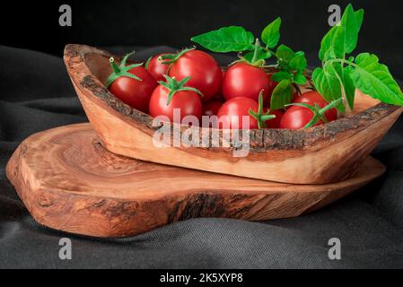 pomodori rossi ramificazione su sfondo tavolo, cibo sano Foto Stock