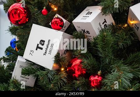 8 dicembre 2021, Sochi, Russia. Un cubo di carta con l'immagine di tantalio - un elemento della tavola periodica di Mendeleev su un albero di Natale. Foto Stock