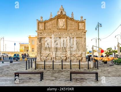 Fontana greca di Gallipoli, costruita nel '16th con arenaria leccese, con cariatidi e bassorilievi, a Gallipoli, provincia di Lecce, Italia Foto Stock