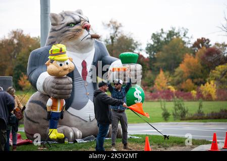 Schodack, New York, Stati Uniti. 10 ottobre 2022. I membri e i sostenitori di Amazon Labor Union si radunano al magazzino ALB1. Foto Stock