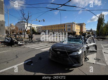 Kiev, Ucraina. 10th Ott 2022. Auto bruciate che sono state danneggiate a causa del fuoco di razzi da parte dell'esercito russo nel centro della città. A seguito di un massiccio attacco missilistico russo lunedì 10 ottobre, le infrastrutture critiche in 12 regioni dell'Ucraina e Kiev sono morte 11 persone, 89 sono rimaste ferite. 117 oggetti sono stati danneggiati, tra cui 35 edifici residenziali. Credit: SOPA Images Limited/Alamy Live News Foto Stock