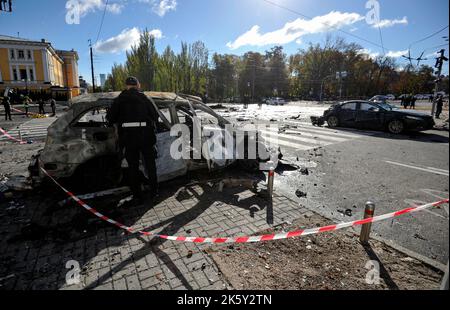 Kiev, Ucraina. 10th Ott 2022. Auto bruciate che sono state danneggiate a causa del fuoco di razzi da parte dell'esercito russo nel centro della città. A seguito di un massiccio attacco missilistico russo lunedì 10 ottobre, le infrastrutture critiche in 12 regioni dell'Ucraina e Kiev sono morte 11 persone, 89 sono rimaste ferite. 117 oggetti sono stati danneggiati, tra cui 35 edifici residenziali. Credit: SOPA Images Limited/Alamy Live News Foto Stock